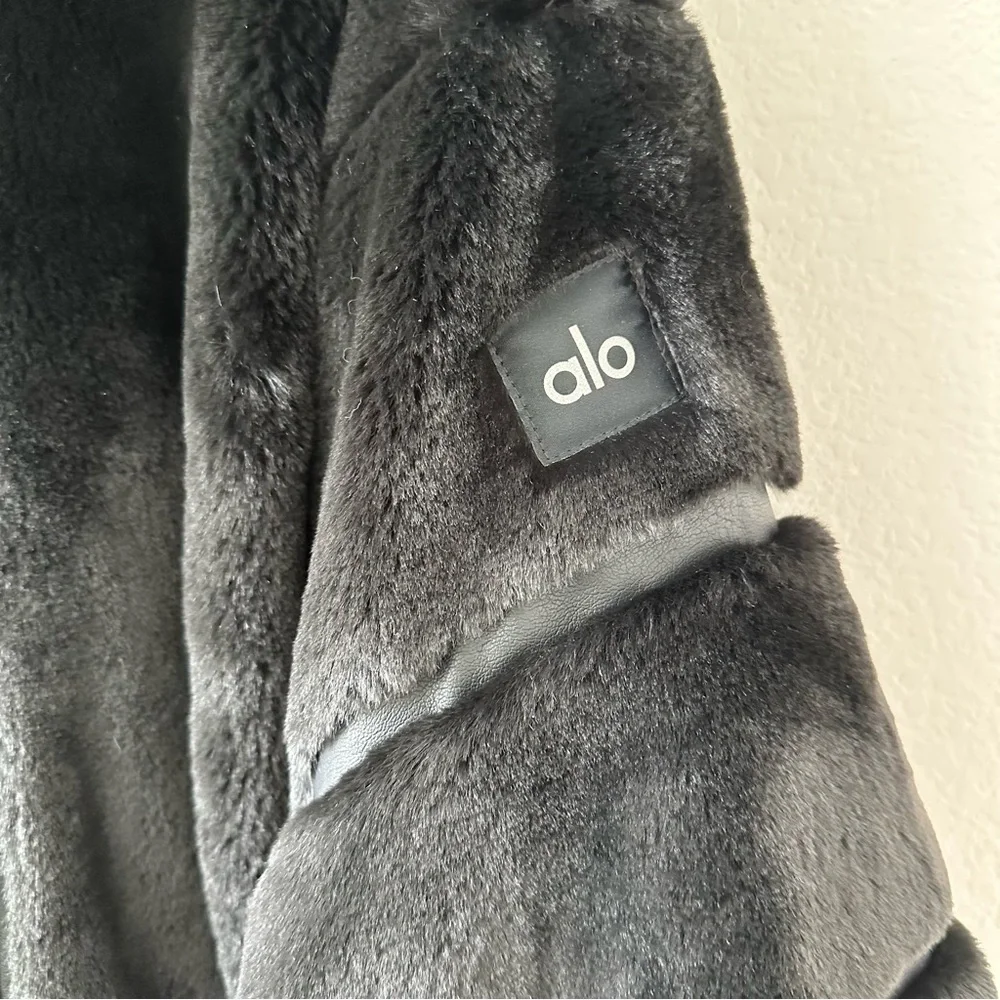 ALO Yoga Black Knockout Faux Fur Oversized Jacket Coat SZ S - Picture 4 of 9